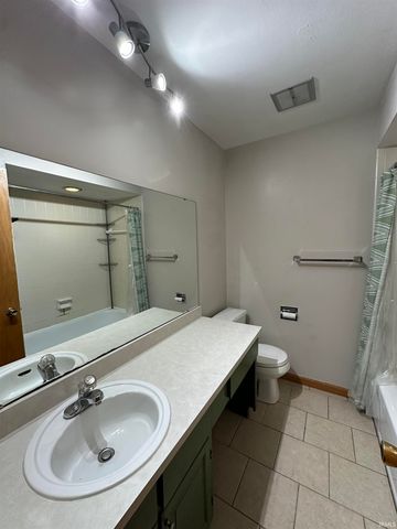 227 Holiday Lane, Greentown, IN 46936