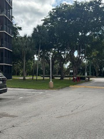 3301 N Country Club Dr 506, Miami, FL 33180