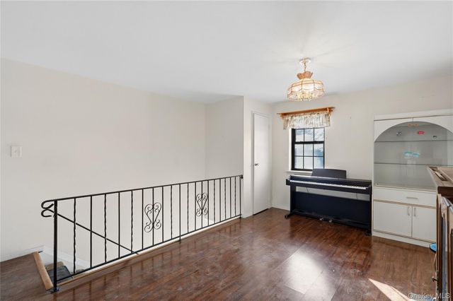 19 Newbrook 19, Bay Shore, NY 11706