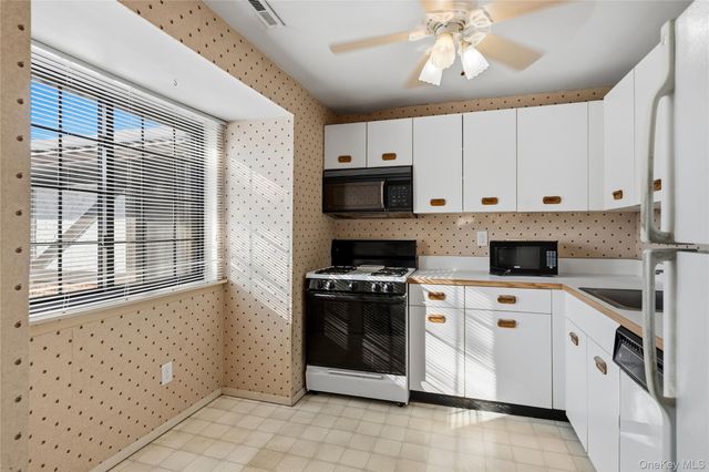 19 Newbrook 19, Bay Shore, NY 11706