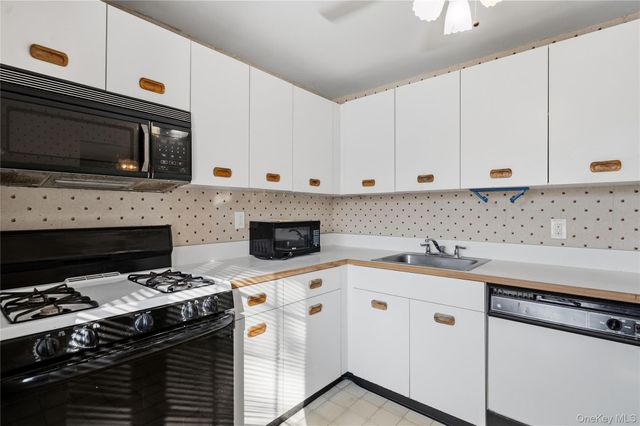 19 Newbrook 19, Bay Shore, NY 11706