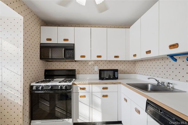 19 Newbrook 19, Bay Shore, NY 11706