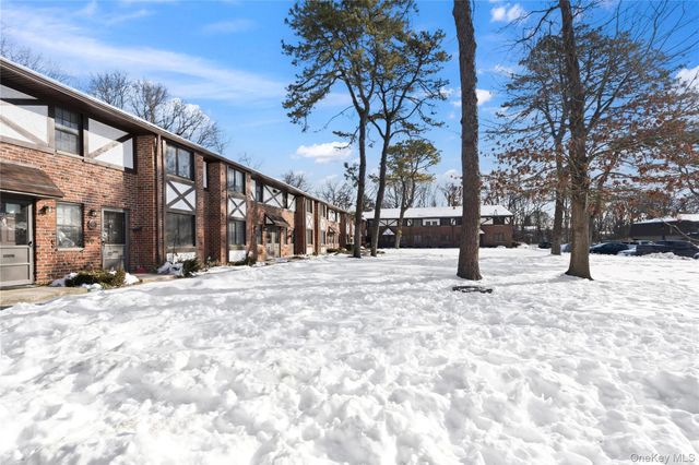 19 Newbrook 19, Bay Shore, NY 11706