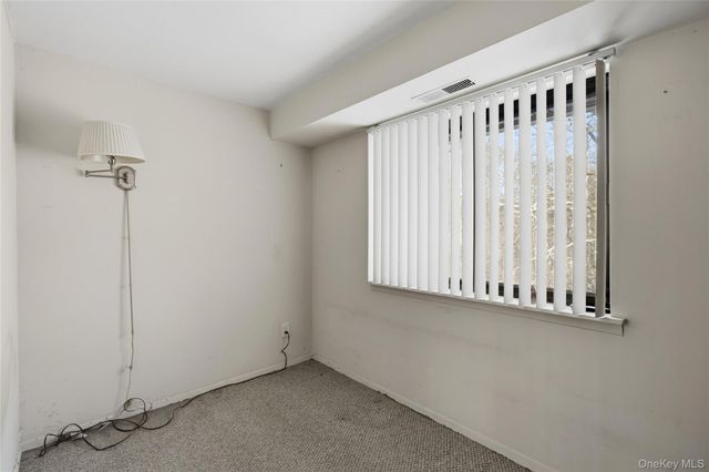 19 Newbrook 19, Bay Shore, NY 11706