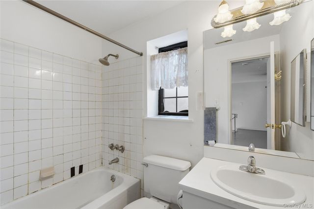 19 Newbrook 19, Bay Shore, NY 11706