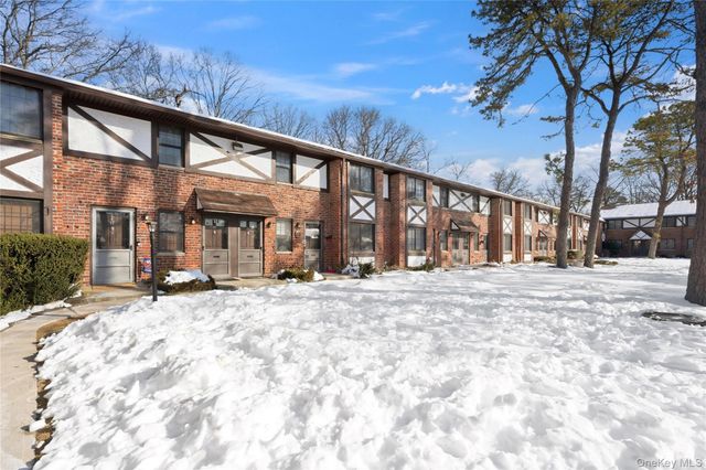 19 Newbrook 19, Bay Shore, NY 11706