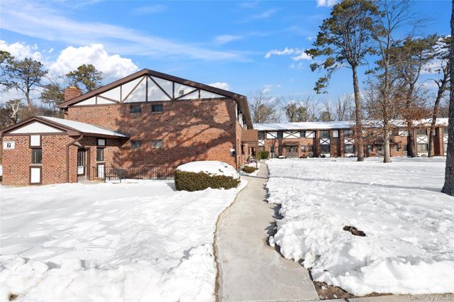 19 Newbrook 19, Bay Shore, NY 11706