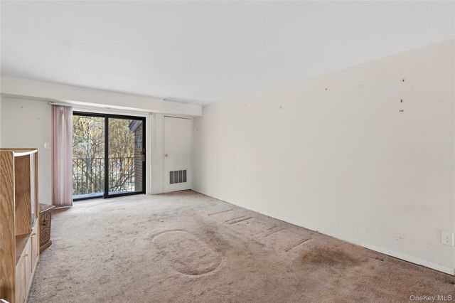 19 Newbrook 19, Bay Shore, NY 11706