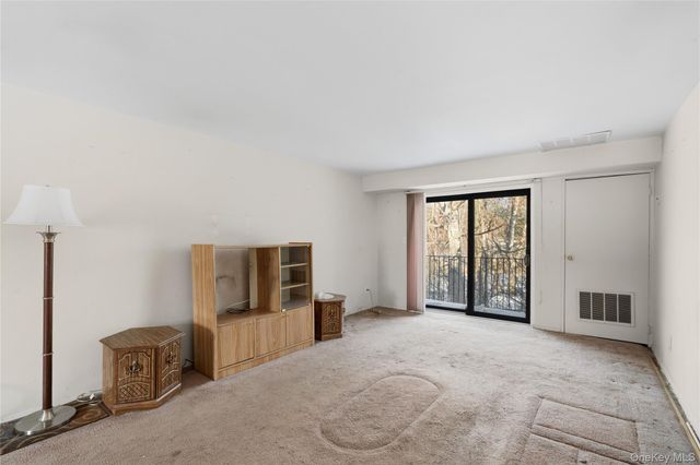 19 Newbrook 19, Bay Shore, NY 11706