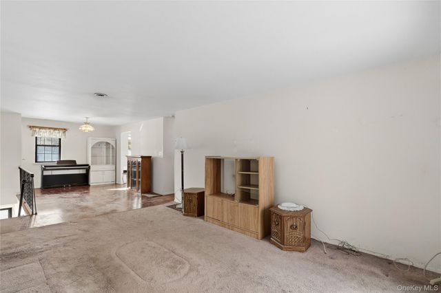 19 Newbrook 19, Bay Shore, NY 11706