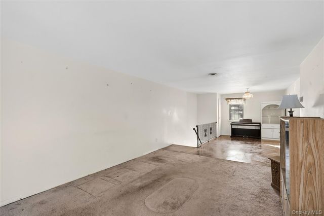 19 Newbrook 19, Bay Shore, NY 11706