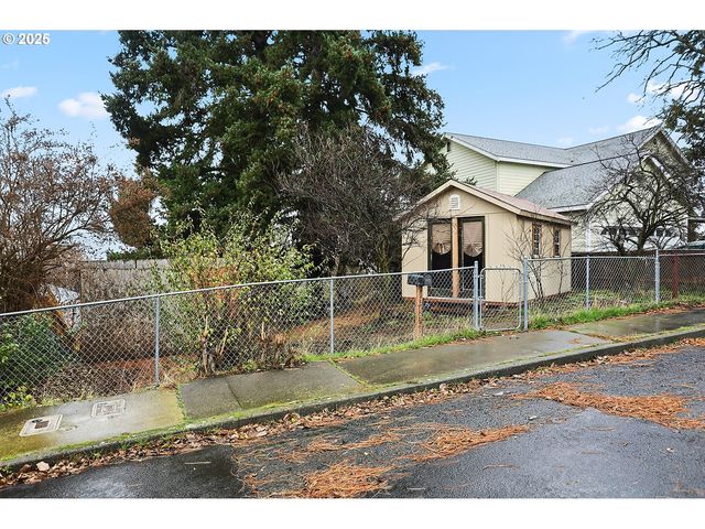 319 W 13TH St, The Dalles, OR 97058