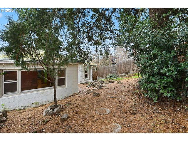 319 W 13TH St, The Dalles, OR 97058