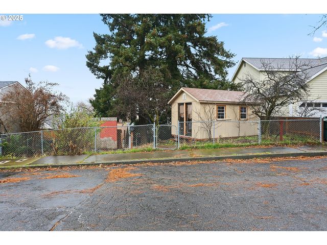 319 W 13TH St, The Dalles, OR 97058