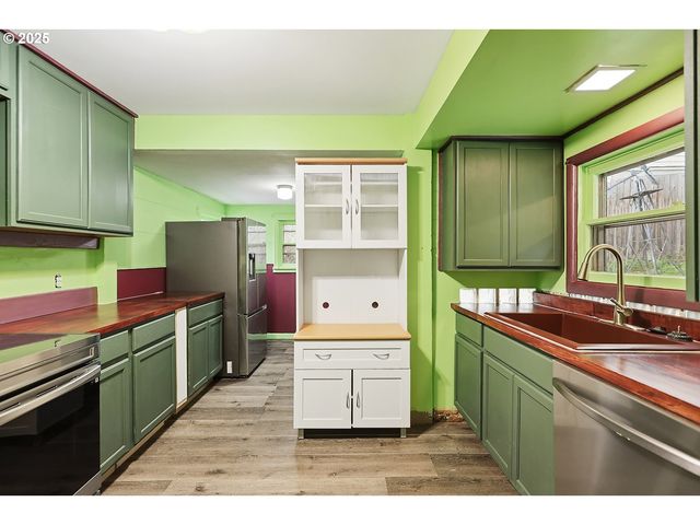 319 W 13TH St, The Dalles, OR 97058