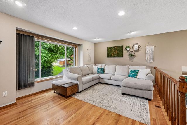1705 White Oak Drive, Chaska, MN 55318