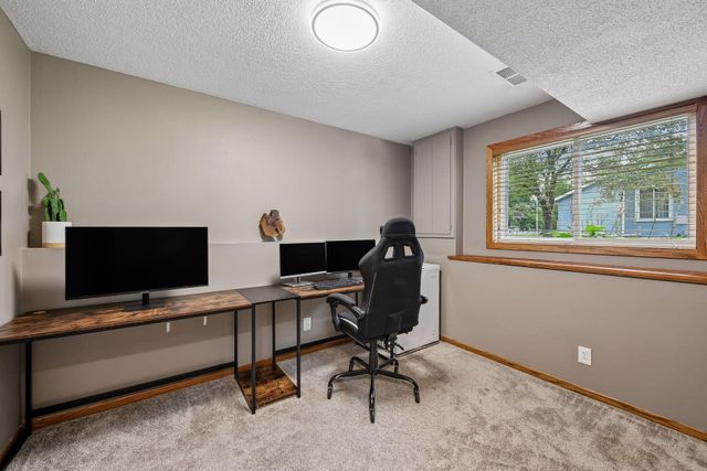 1705 White Oak Drive, Chaska, MN 55318