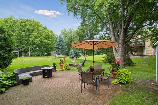 1705 White Oak Drive, Chaska, MN 55318