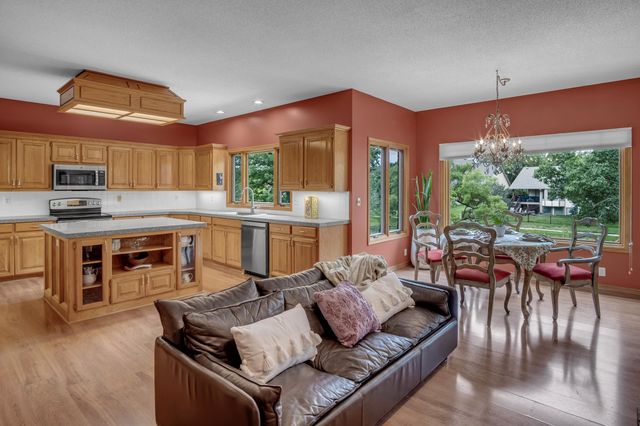 1039 N Post Oak Rd, Wichita, KS 67206