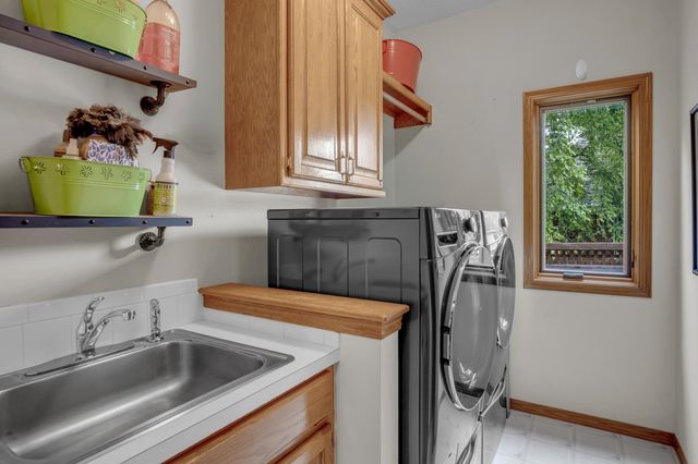 1039 N Post Oak Rd, Wichita, KS 67206