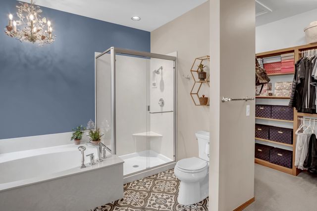 1039 N Post Oak Rd, Wichita, KS 67206