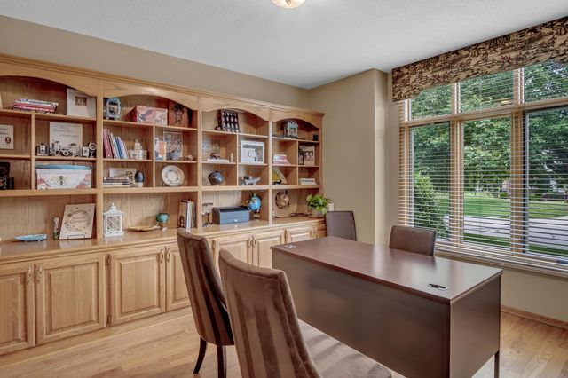 1039 N Post Oak Rd, Wichita, KS 67206