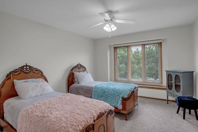 1039 N Post Oak Rd, Wichita, KS 67206