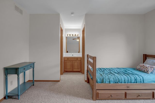 1039 N Post Oak Rd, Wichita, KS 67206