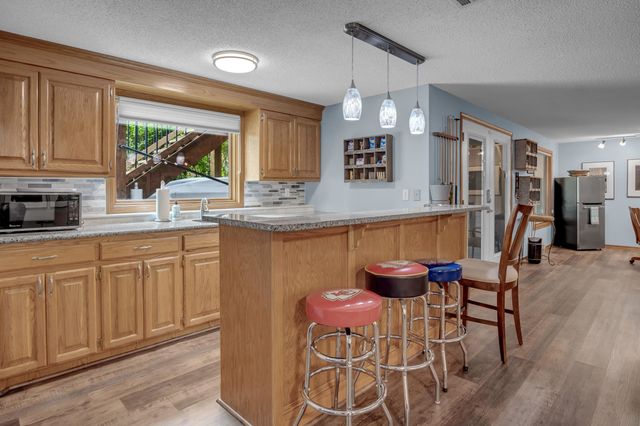 1039 N Post Oak Rd, Wichita, KS 67206