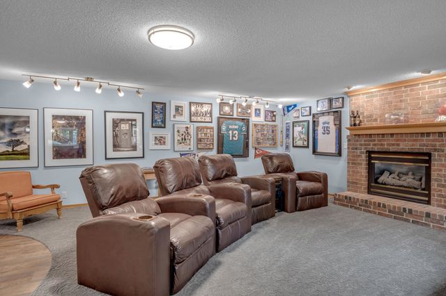 1039 N Post Oak Rd, Wichita, KS 67206