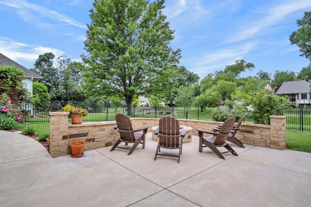1039 N Post Oak Rd, Wichita, KS 67206