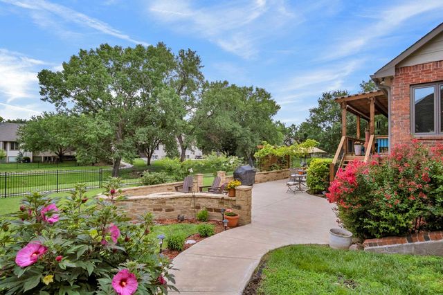 1039 N Post Oak Rd, Wichita, KS 67206
