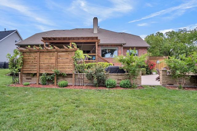 1039 N Post Oak Rd, Wichita, KS 67206