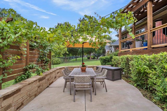 1039 N Post Oak Rd, Wichita, KS 67206
