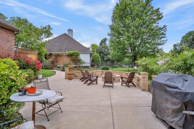 1039 N Post Oak Rd, Wichita, KS 67206