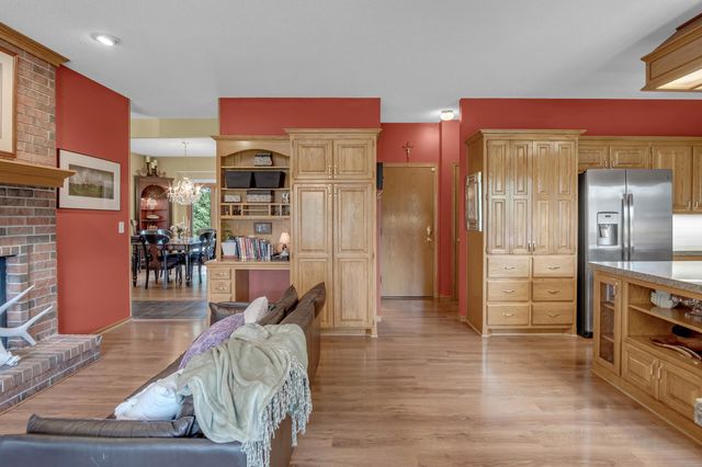 1039 N Post Oak Rd, Wichita, KS 67206