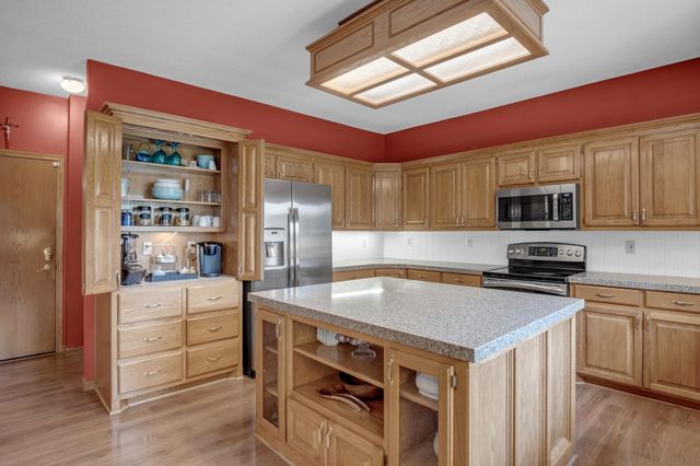 1039 N Post Oak Rd, Wichita, KS 67206
