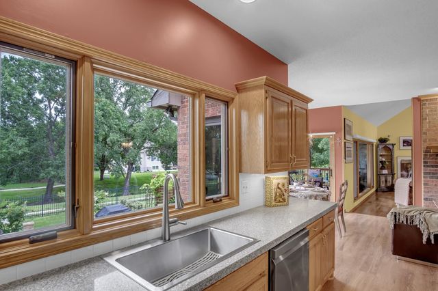 1039 N Post Oak Rd, Wichita, KS 67206