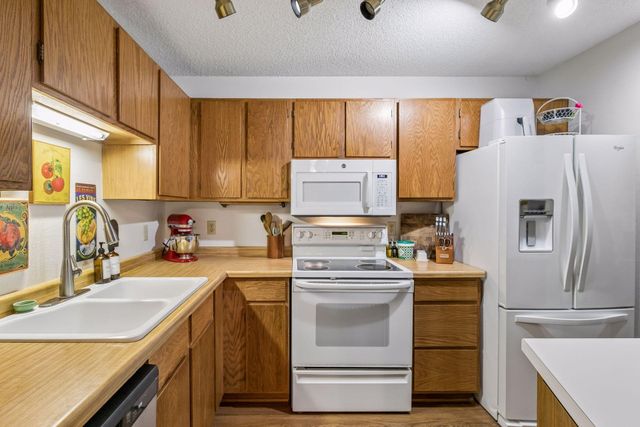 3850 Plymouth Boulevard 205, Plymouth, MN 55446