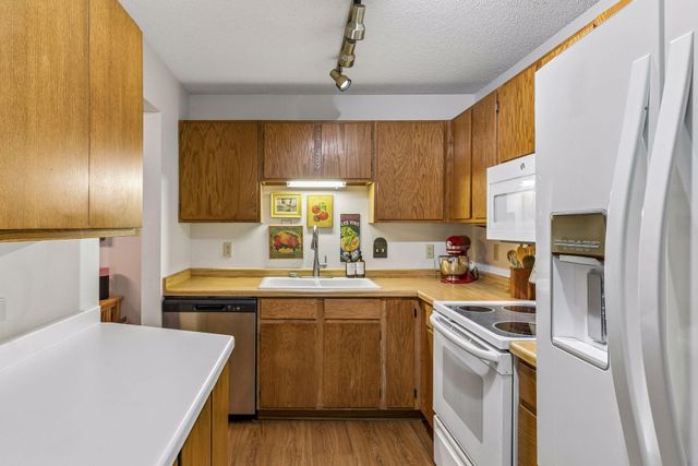 3850 Plymouth Boulevard 205, Plymouth, MN 55446