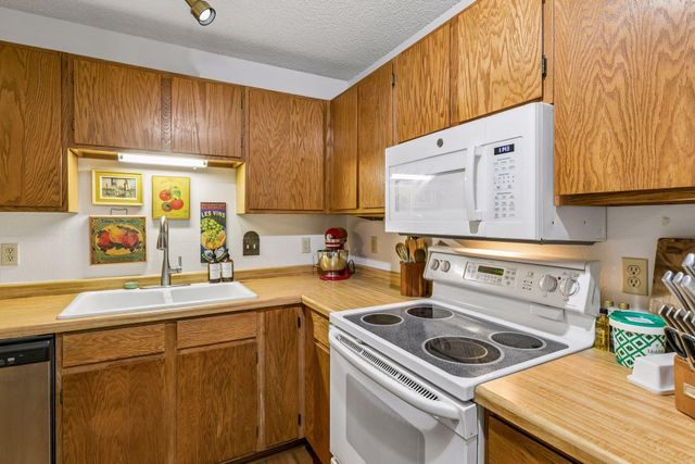 3850 Plymouth Boulevard 205, Plymouth, MN 55446