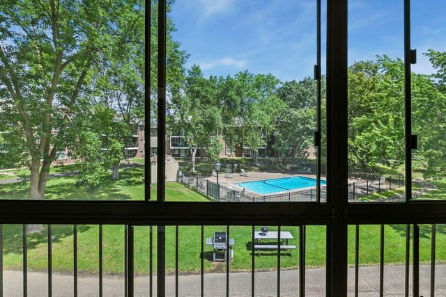 3850 Plymouth Boulevard 205, Plymouth, MN 55446