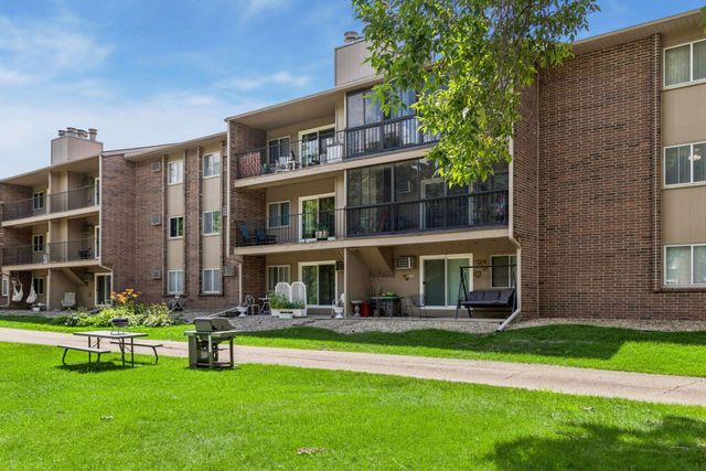 3850 Plymouth Boulevard 205, Plymouth, MN 55446
