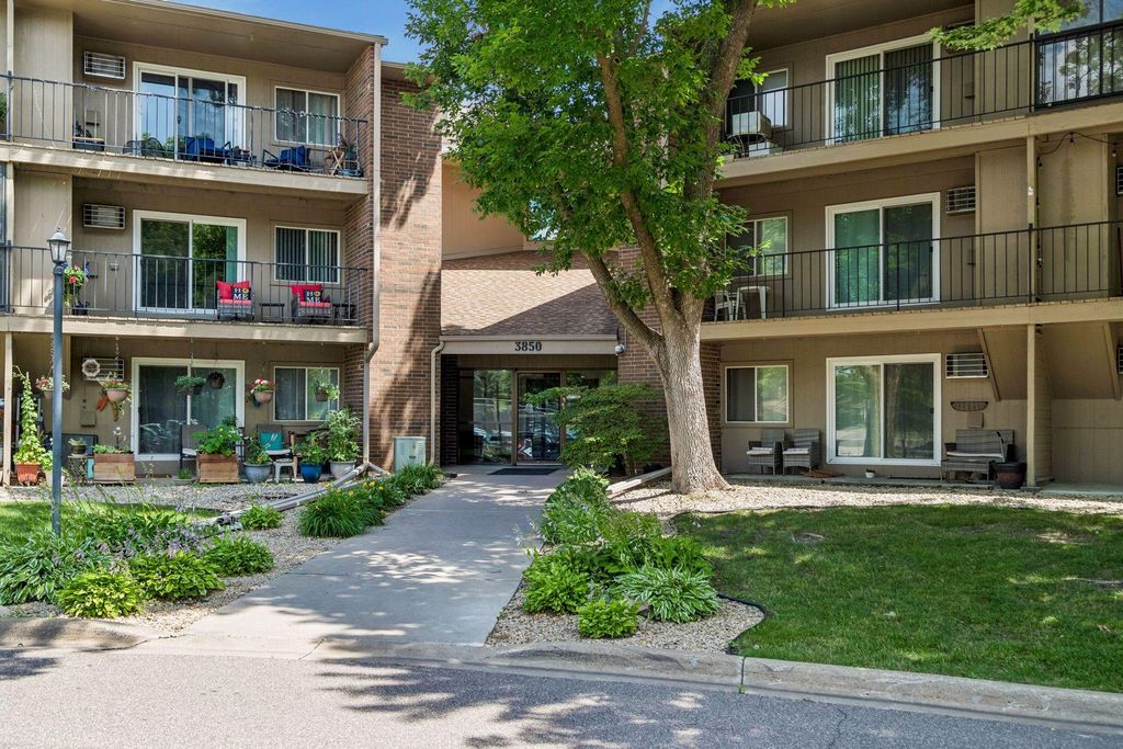 3850 Plymouth Boulevard 205, Plymouth, MN 55446