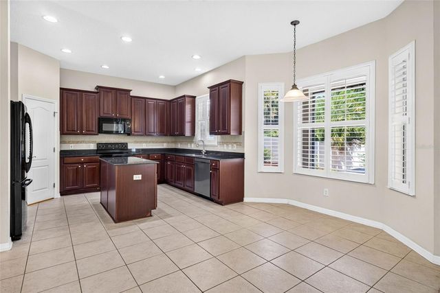 7906 CAMDEN WOODS DRIVE, Tampa, FL 33619