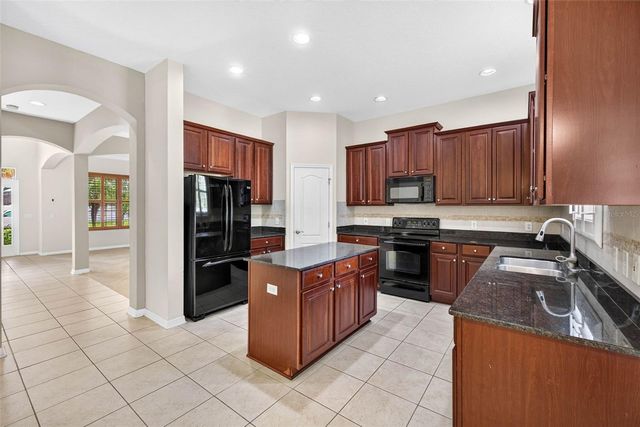 7906 CAMDEN WOODS DRIVE, Tampa, FL 33619