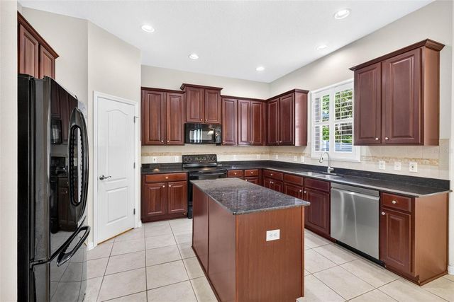 7906 CAMDEN WOODS DRIVE, Tampa, FL 33619