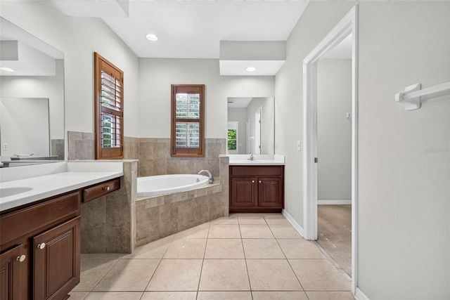 7906 CAMDEN WOODS DRIVE, Tampa, FL 33619