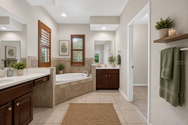 7906 CAMDEN WOODS DRIVE, Tampa, FL 33619