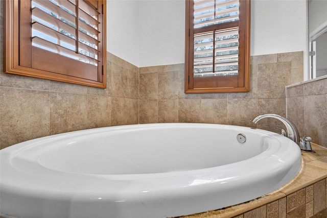 7906 CAMDEN WOODS DRIVE, Tampa, FL 33619